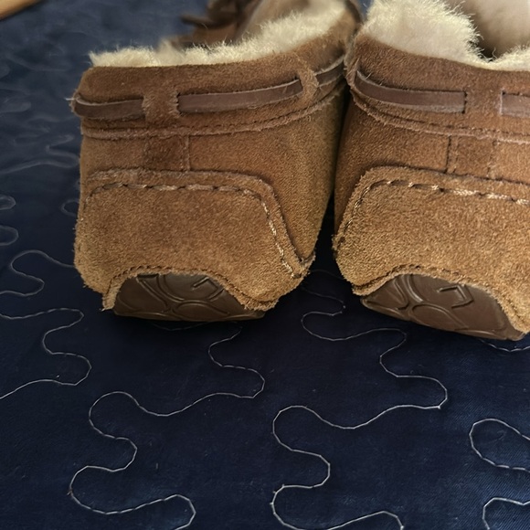 Ugg slippers size 6 - Picture 3 of 8